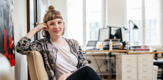 Image of two women talking about financial advice